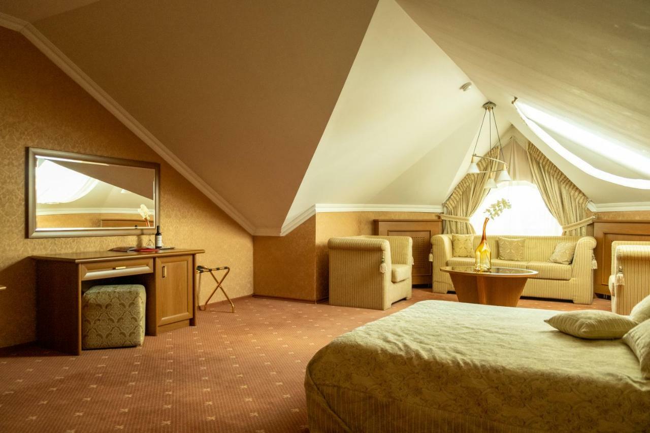Diplomat Club Hotel Chişinau Exteriör bild