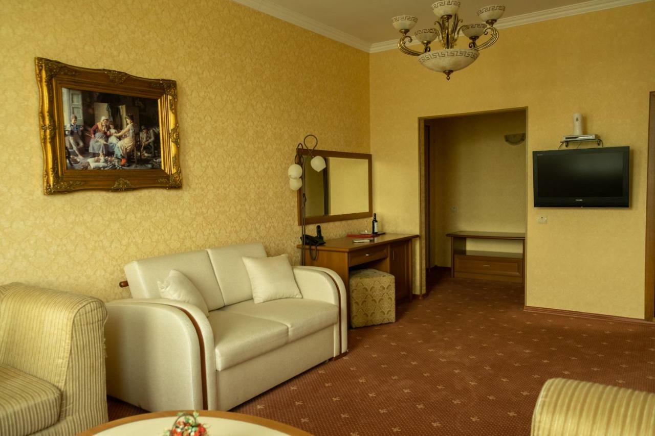 Diplomat Club Hotel Chişinau Exteriör bild
