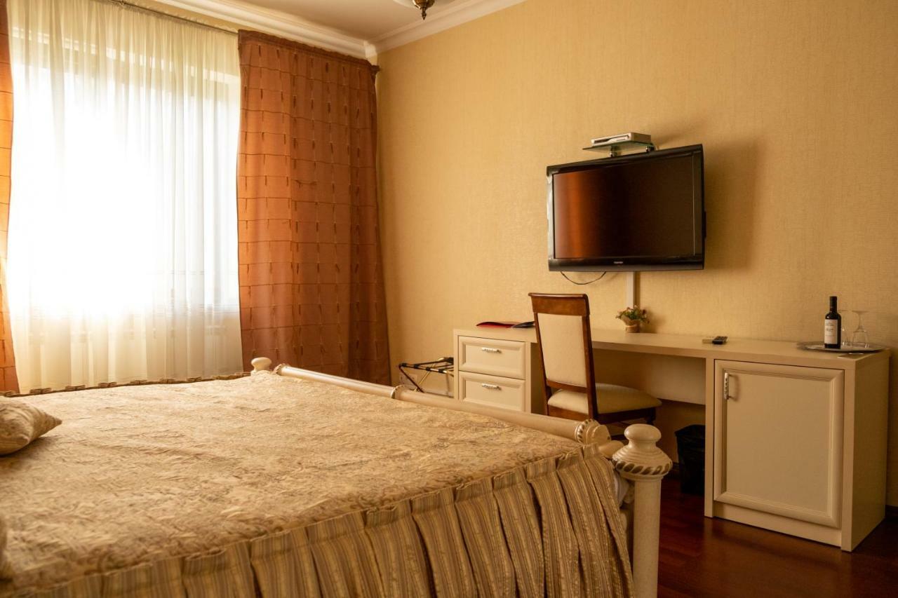 Diplomat Club Hotel Chişinau Exteriör bild