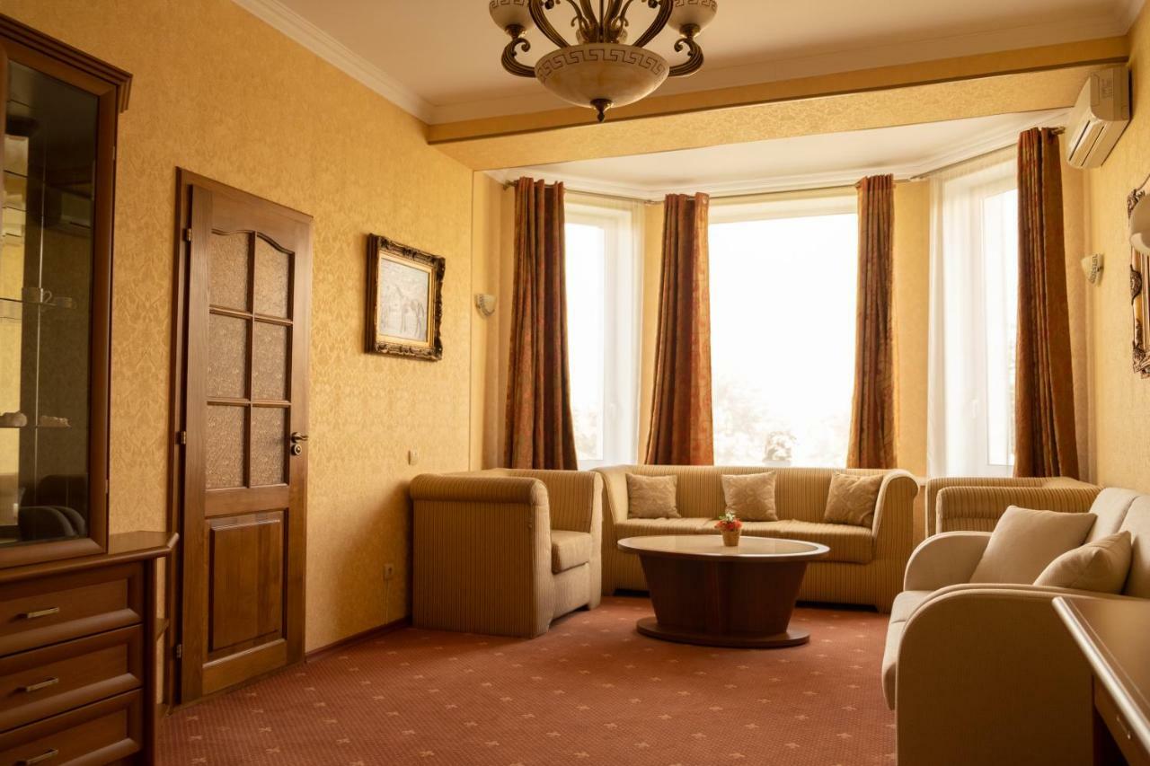 Diplomat Club Hotel Chişinau Exteriör bild