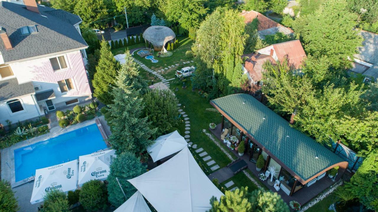 Diplomat Club Hotel Chişinau Exteriör bild